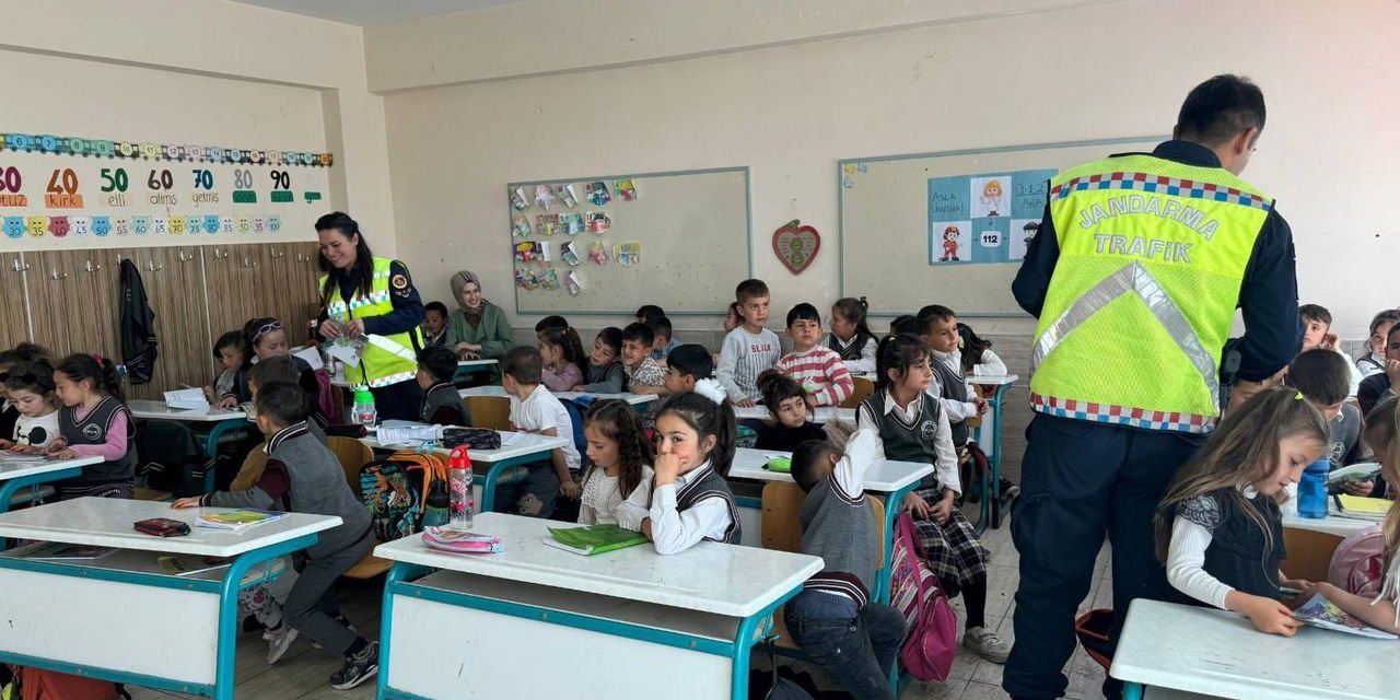 Yozgat'ta Jandarma ekipleri öğrencileri bilgilendiriyor