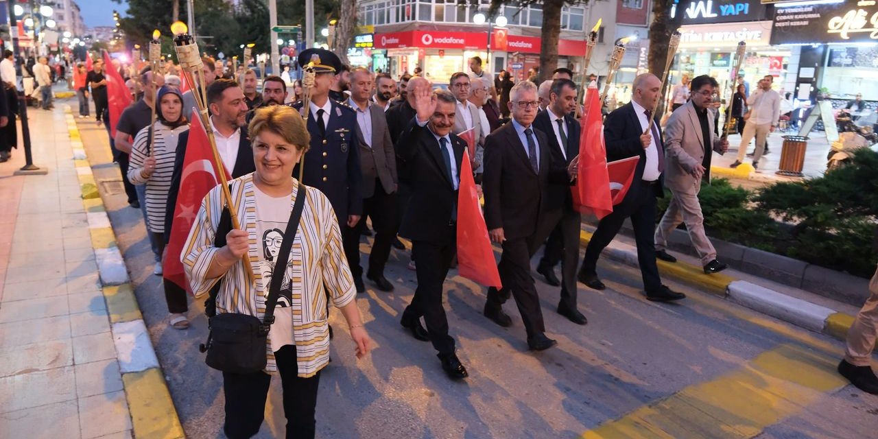 Yozgat'ta coşku dolu anlar yaşandı! Eline bayrağı alan yüzlerce vatandaş meydana indi