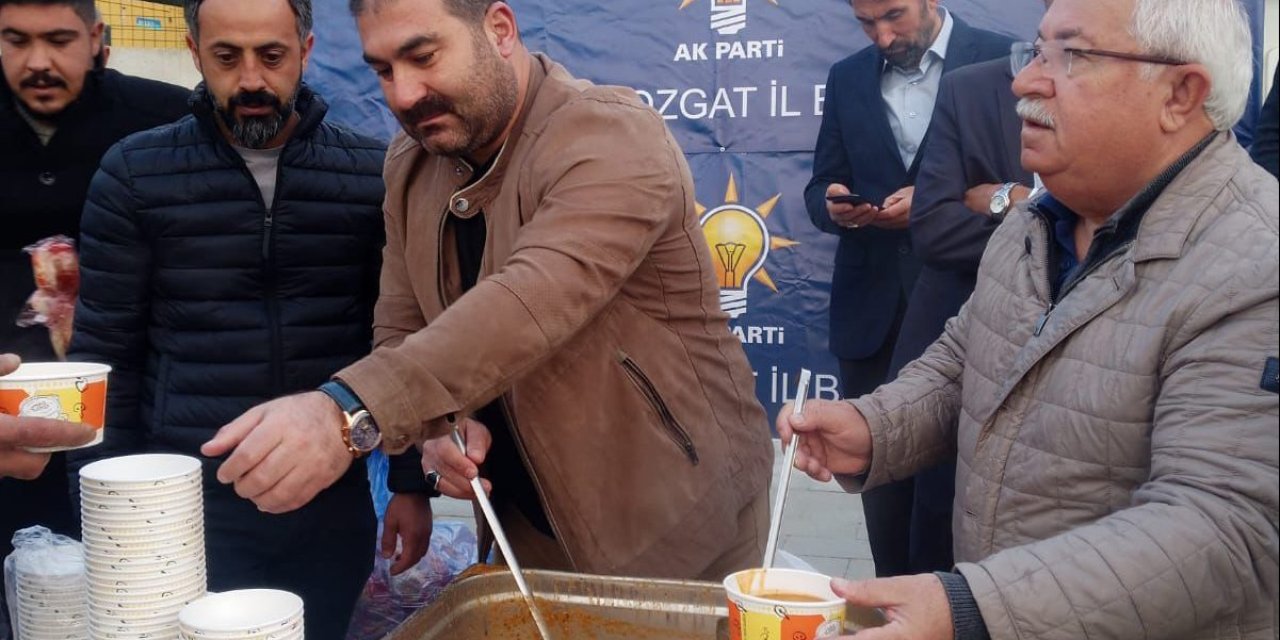 Ak Parti Yozgat İl Başkanlığı'ndan pazarcı esnafına sıcak çorba ikramı