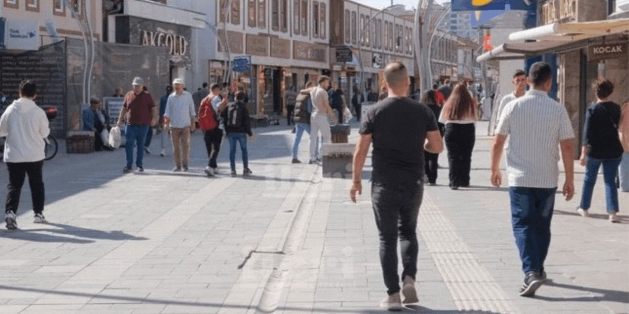 Yozgat'ta büyük beğeni topladı! Kentin her köşesinde gençler dinliyor