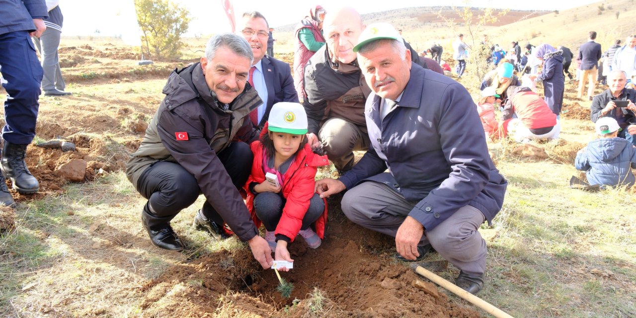 Yozgat'ta müthiş etkinlik! Binlerce fidan toprakla buluştu