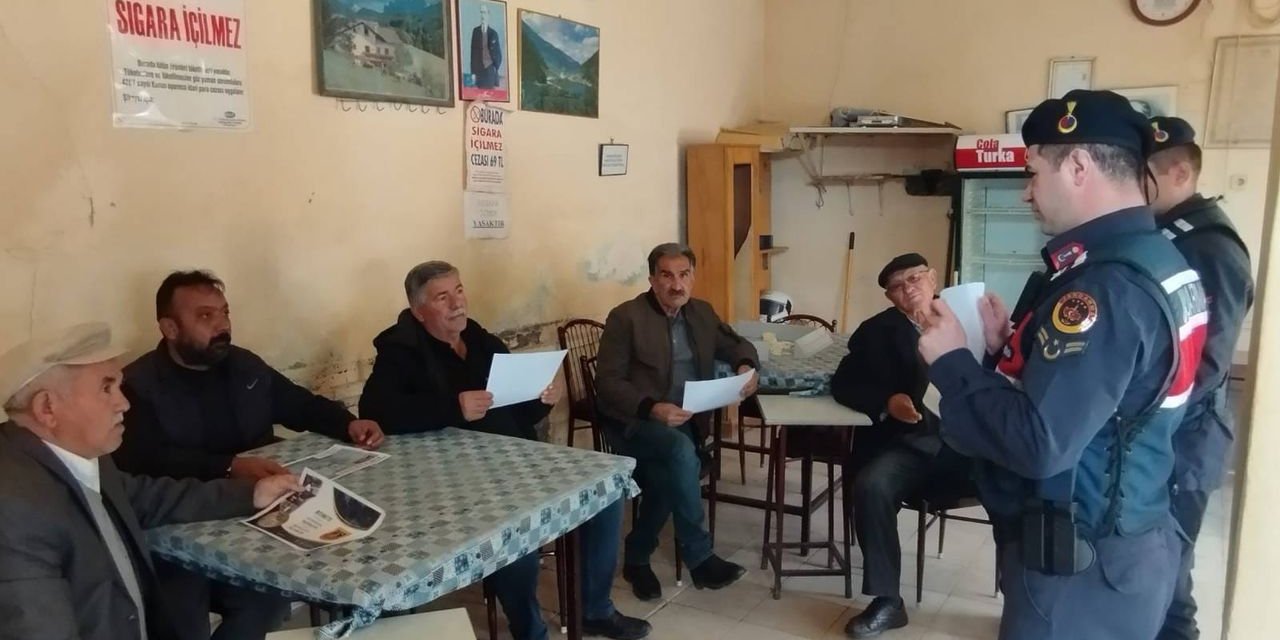 Yozgat'ta Jandarma ekipleri çarşı pazar gezip anlatmaya devam ediyor