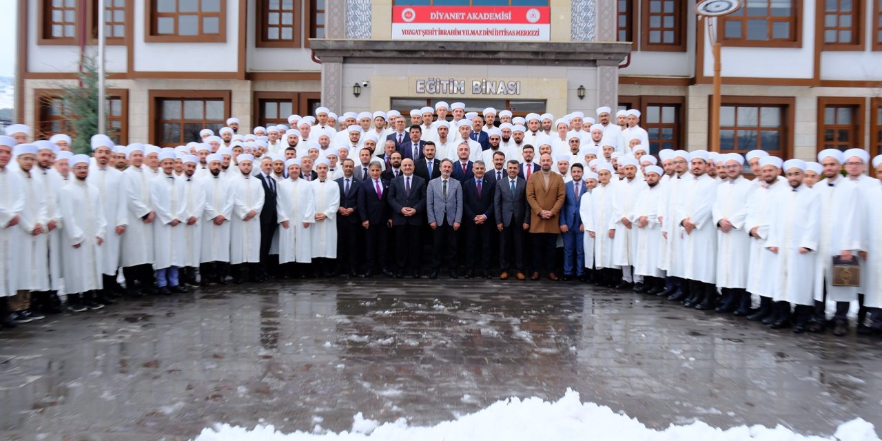 Yozgat'ta mezuniyet coşkusu! Bir elinizde Kur’an-ı Kerim bir elinizde al bayrağımız olsun