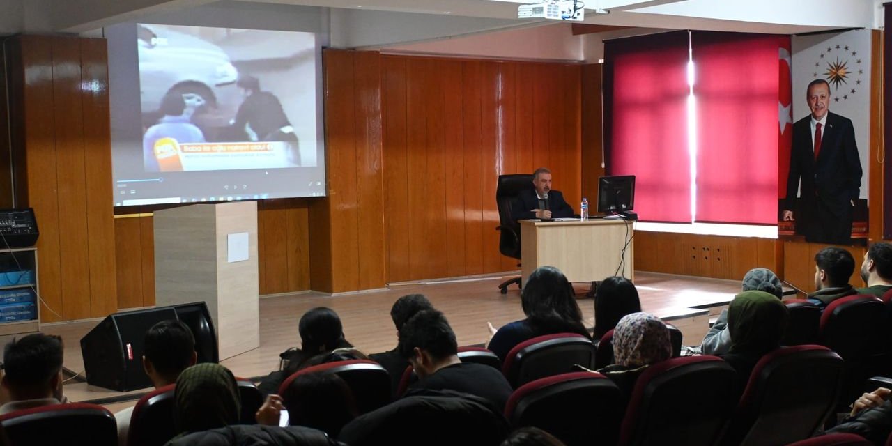 Anadolu Ajansı Yozgat muhabiri Ömer Ertuğrul öğrencilerle deneyimlerini paylaştı