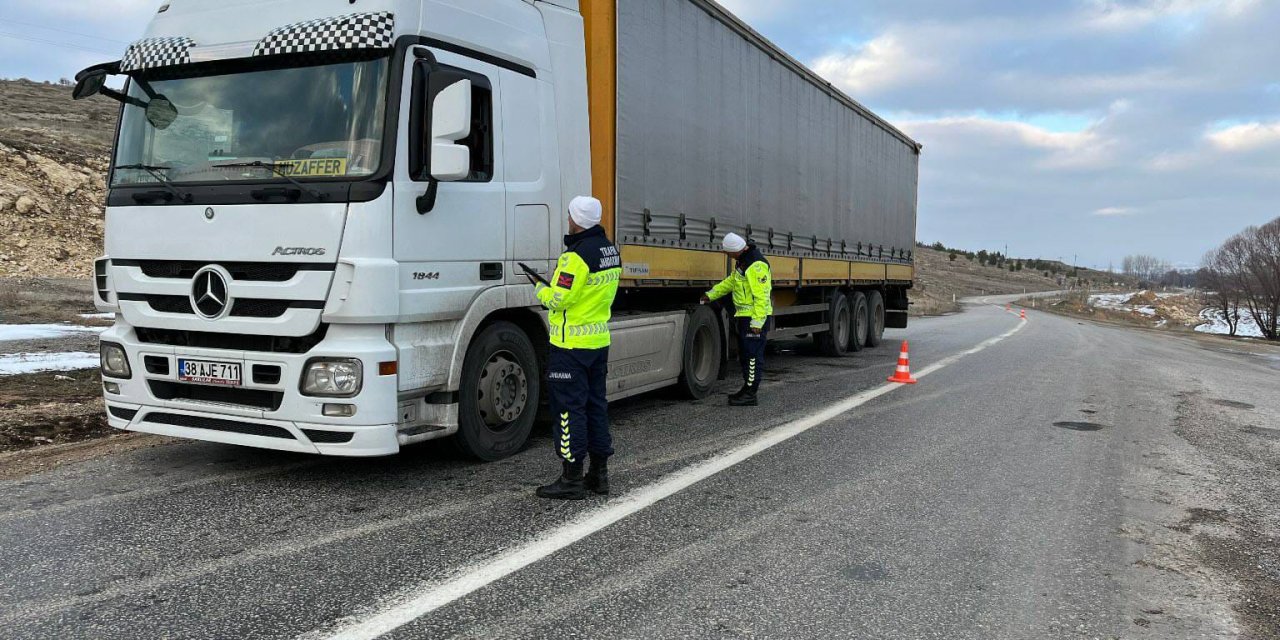 Yozgat'ın Çayıralan ve Çekerek ilçelerinde kuş uçurtulmuyor! 2 aracın trafikten men edildiği açıklandı