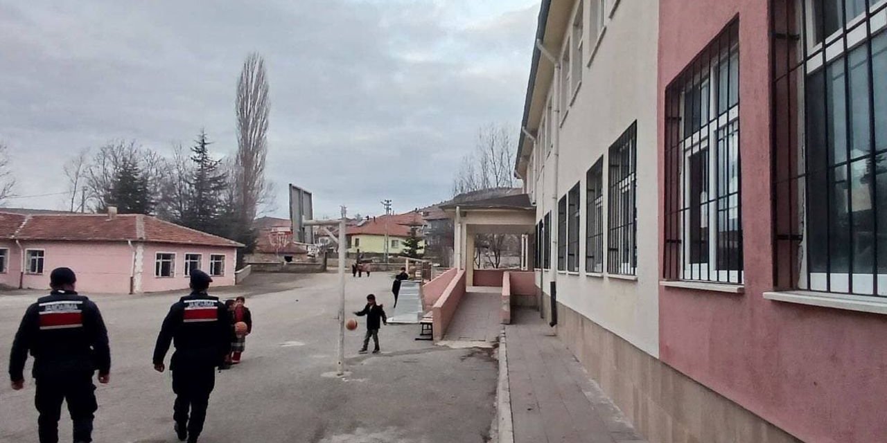 Yozgat'ın ilçeleri Akdağmadeni ve Boğazlıyan'da ekipler kuş uçurtmuyor