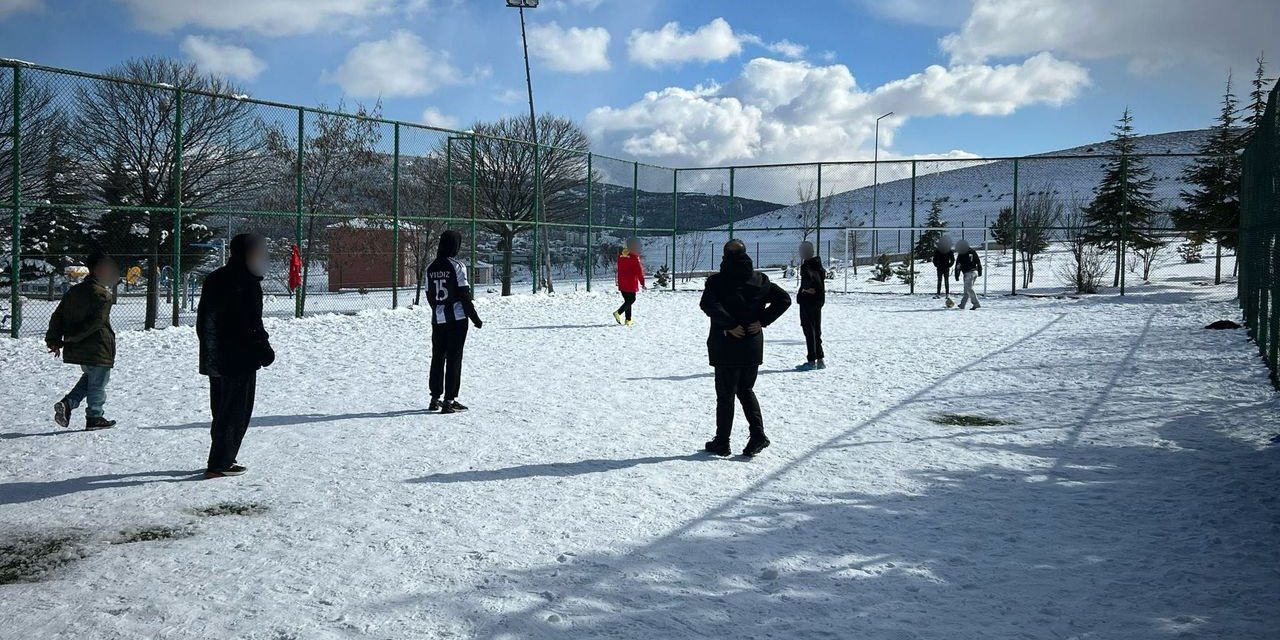 Yozgat’ta karla kaplı sahada futbol keyfi