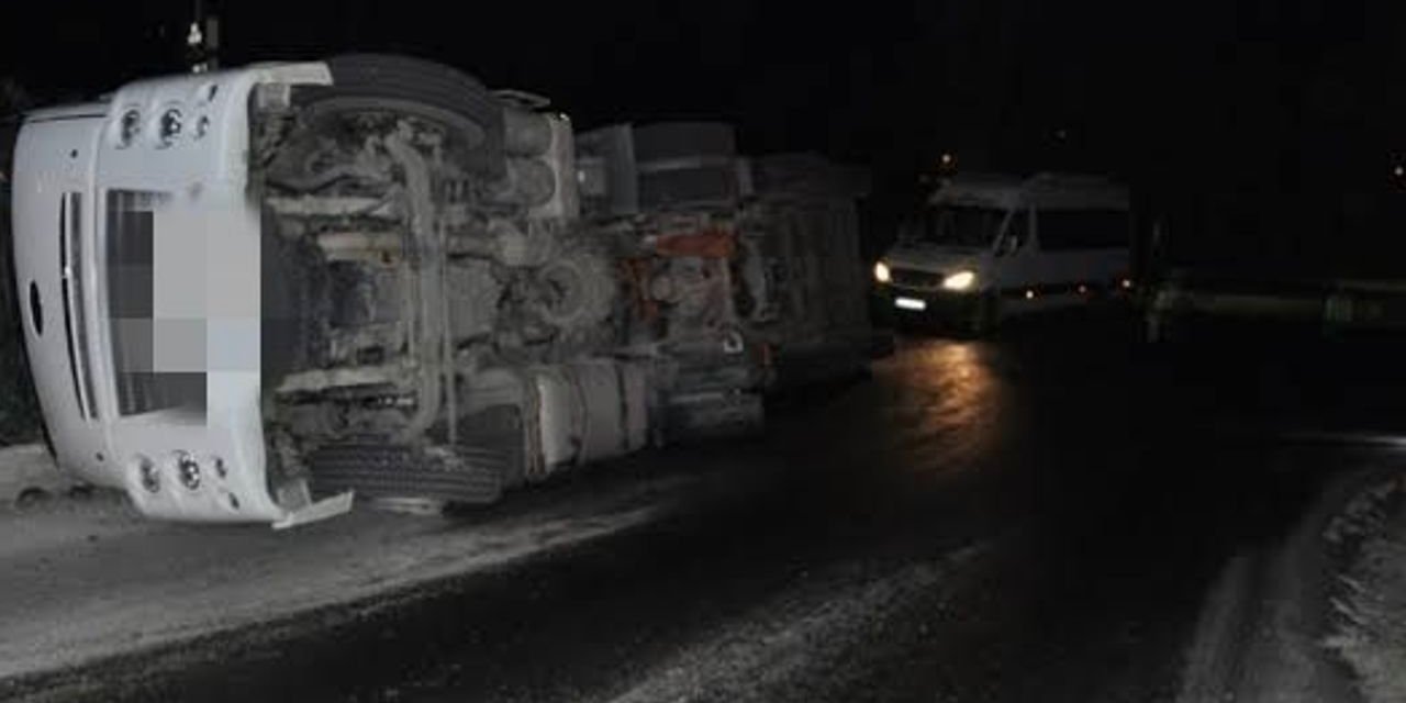 Yozgat'ta tır devrildi! Trafik durma noktasına geldi