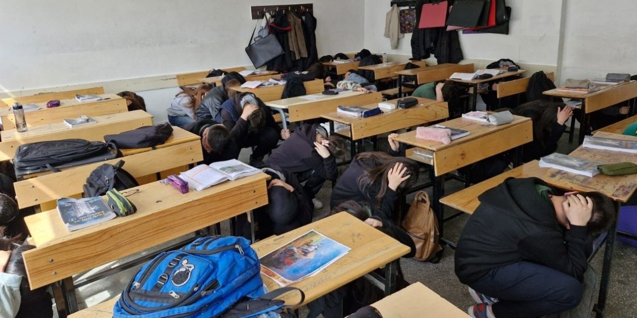 Yozgat’ta AFAD’dan öğrencilere uygulamalı afet tatbikatı eğitimi