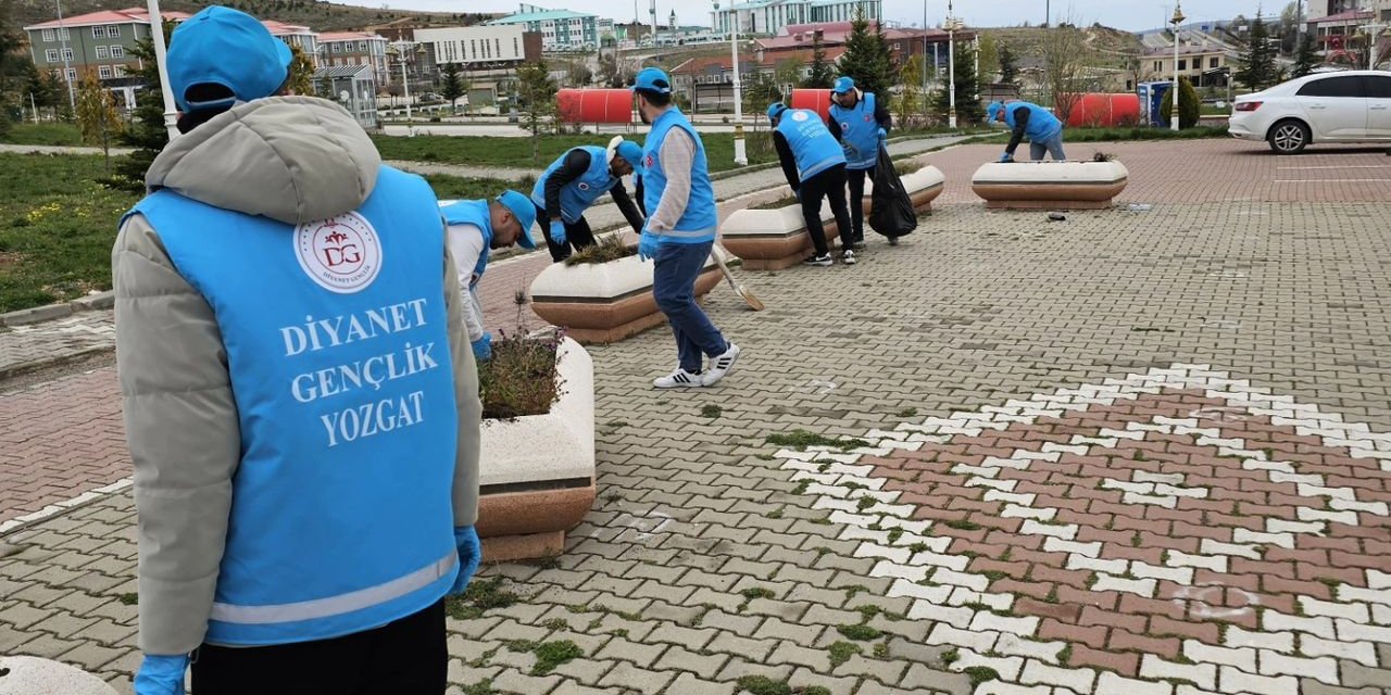 Yozgat'ta gençler kolları sıvadı! Sahaya inerek gönüllere dokundular