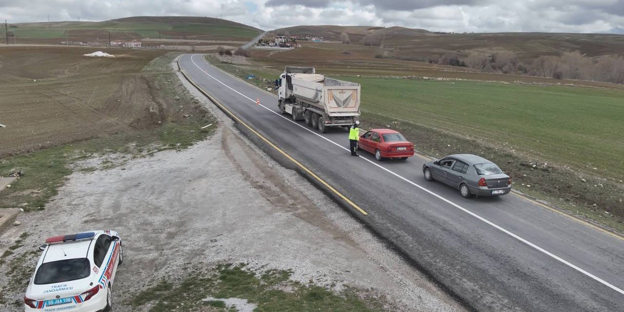 Yol kontrolünde kıskıvrak yakalandılar! Çok sayıda kişi gözaltına alındı