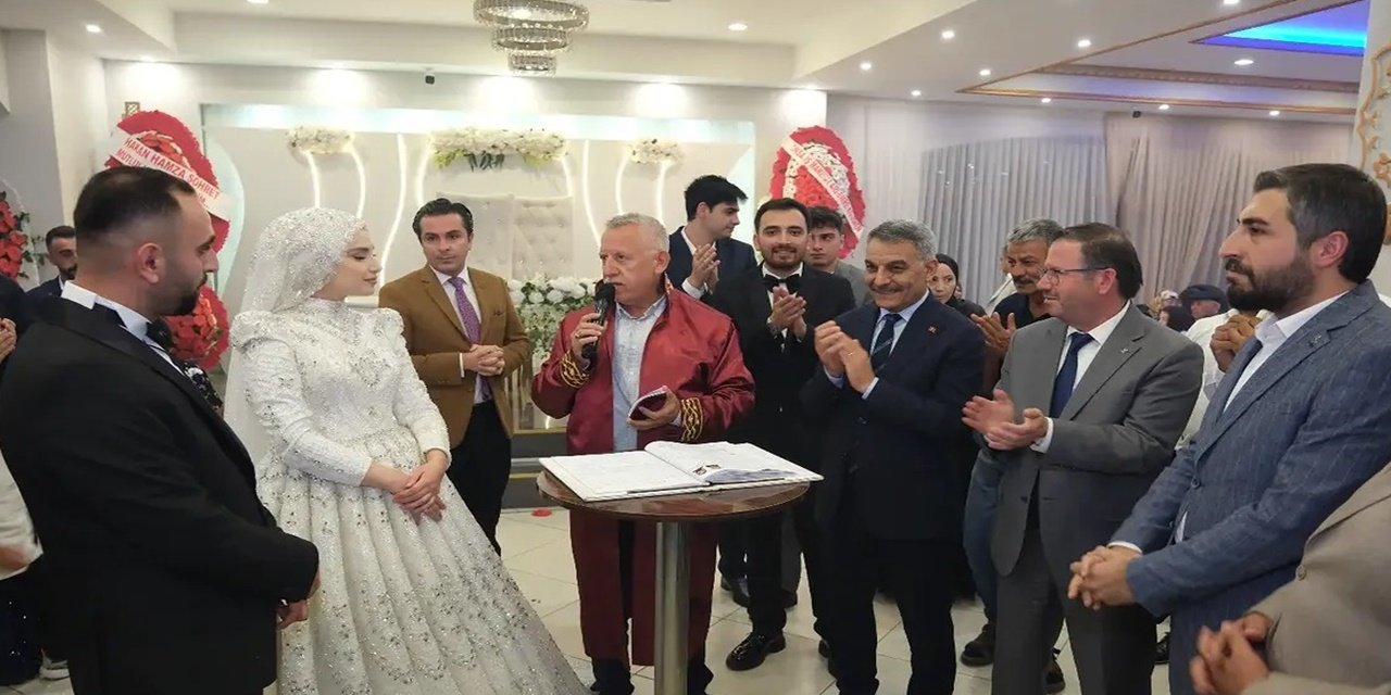 Vali Mehmet Ali Özkan’dan Fatmanur ve Mevlüt Çiftine Tebrik Ziyareti