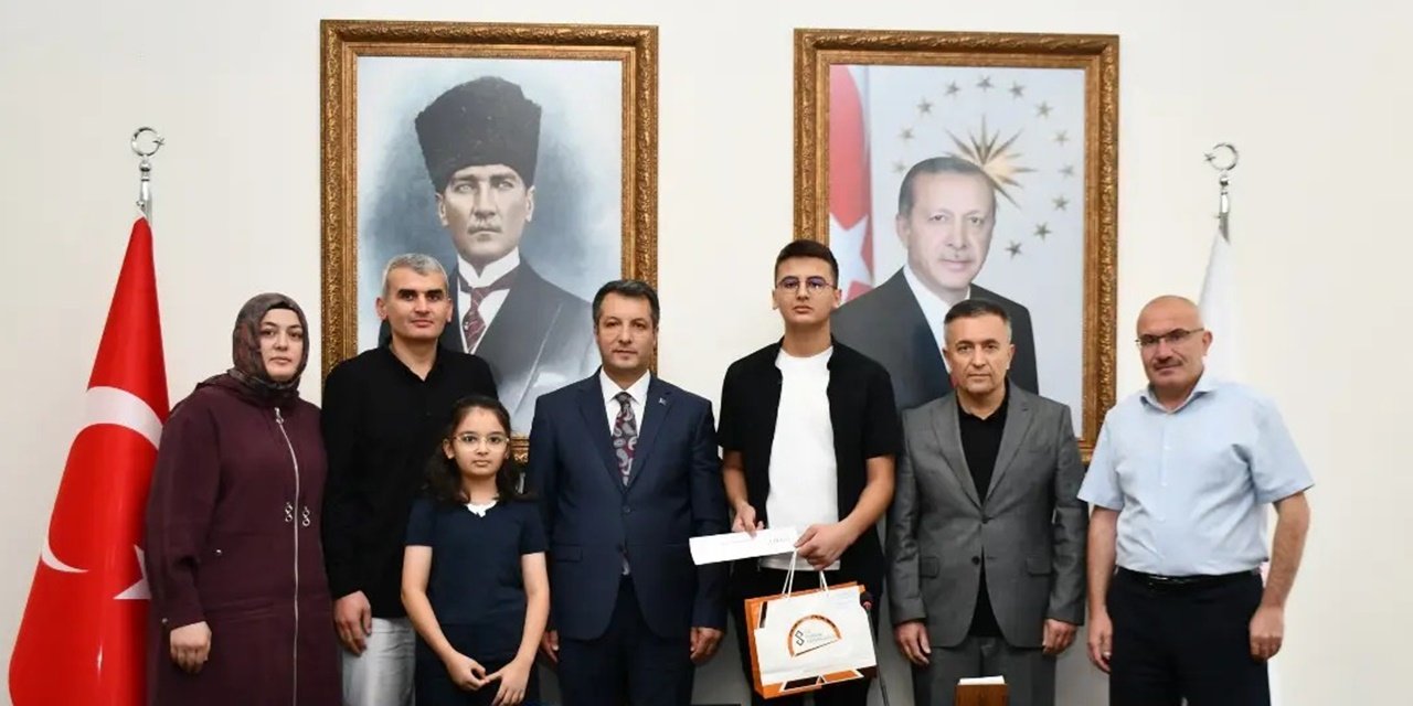 Sorgunlu Gençlerden YKS ve LGS'de Büyük Başarı! Kaymakamlık Resmi Tören Düzenledi