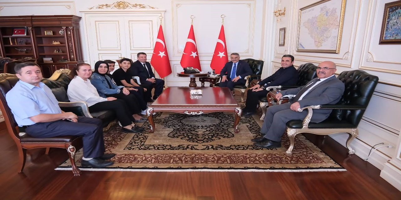 Yozgat'ın LGS Şampiyonları Valilik Makamında: Vali Özkan 500 Tam Puan Alan Gençleri Ağırladı