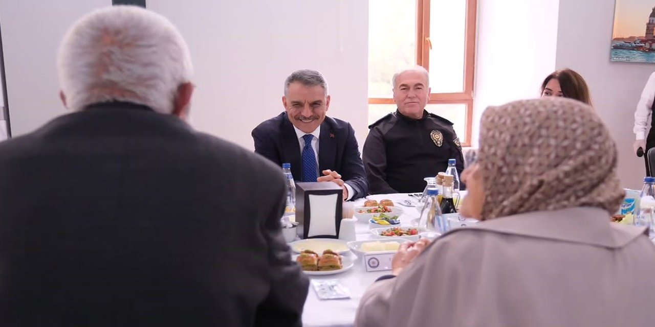 Vali Özkan Şehit Aileleri ve Gazilerle Yemekte Bir Araya Geldi