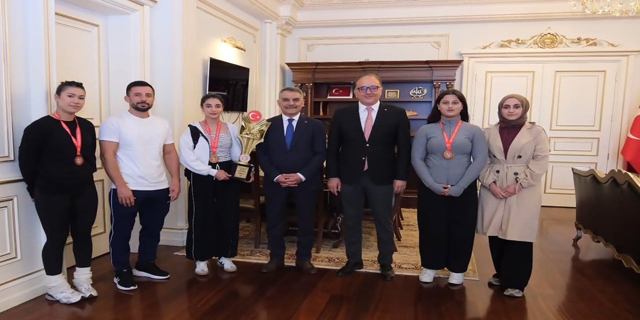 Yozgat'ın Altın Kızları Makamda: Türkiye Mas Güreşi Şampiyonu Takımımıza Vali Özkan'dan Ödül