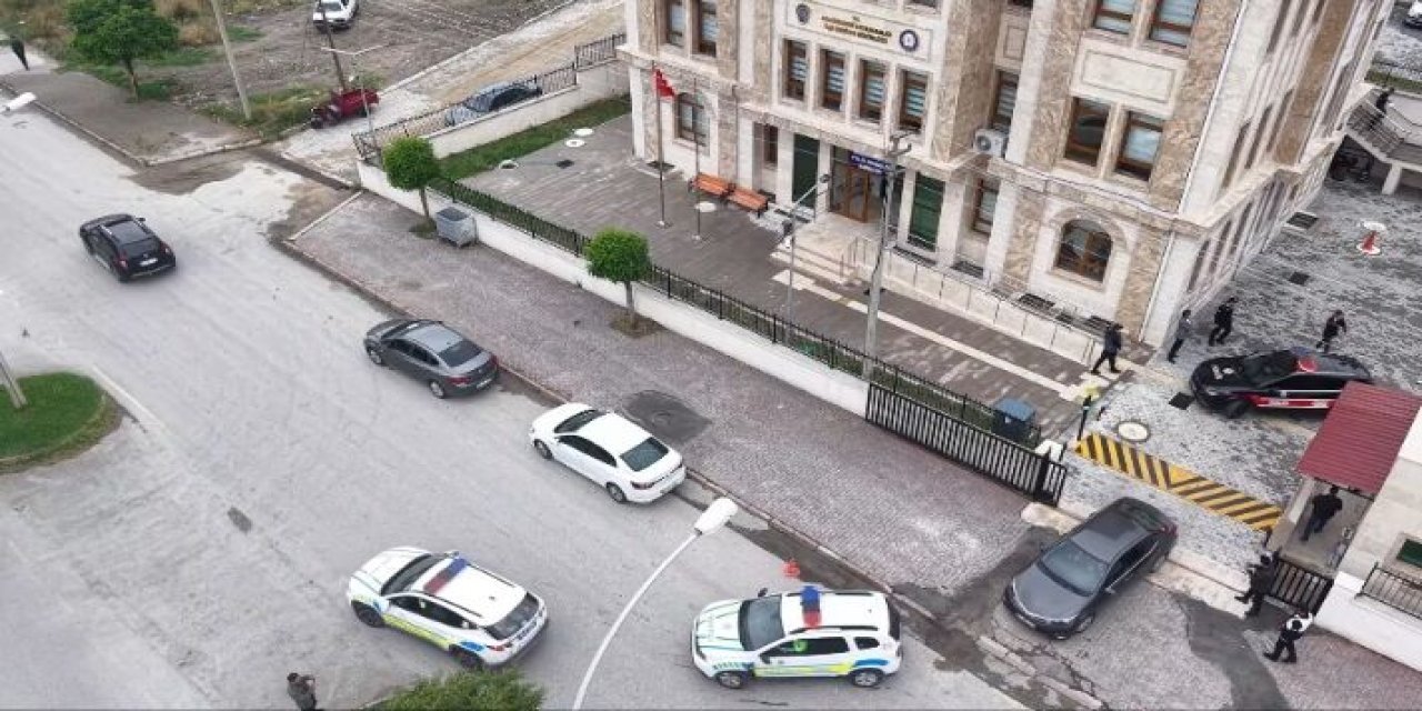 Akdağmadeni Jandarmasından Sıkı Denetim: 738 Kimlik Sorgulandı, Aranan Şahıs Yakalandı