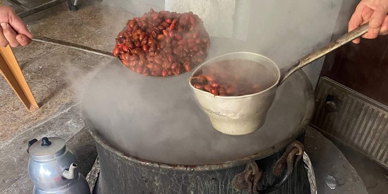 Yozgat’ın Dağlarından Toplanıyor, Odun Ateşinde Pişiyor: Kadınlar Bu Meyveyi Altına Dönüştürdü!