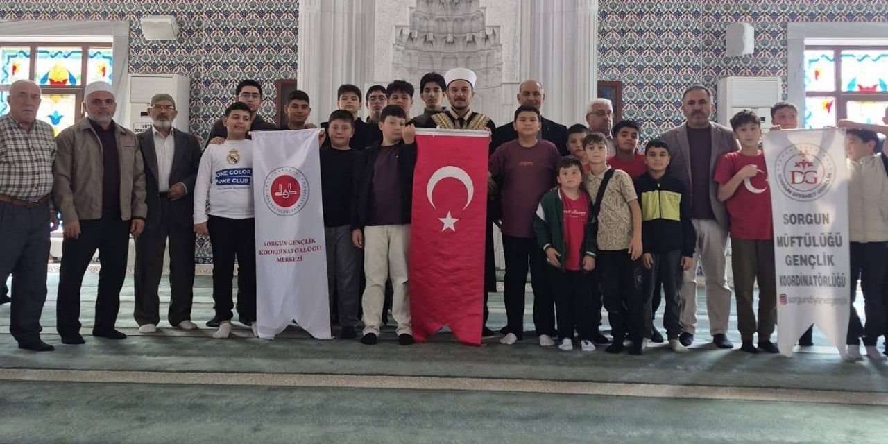 Merkez Yeni Camii'nde Samimi Buluşma: Gençlerin Sosyal ve Manevi Hayatı Ele Alındı