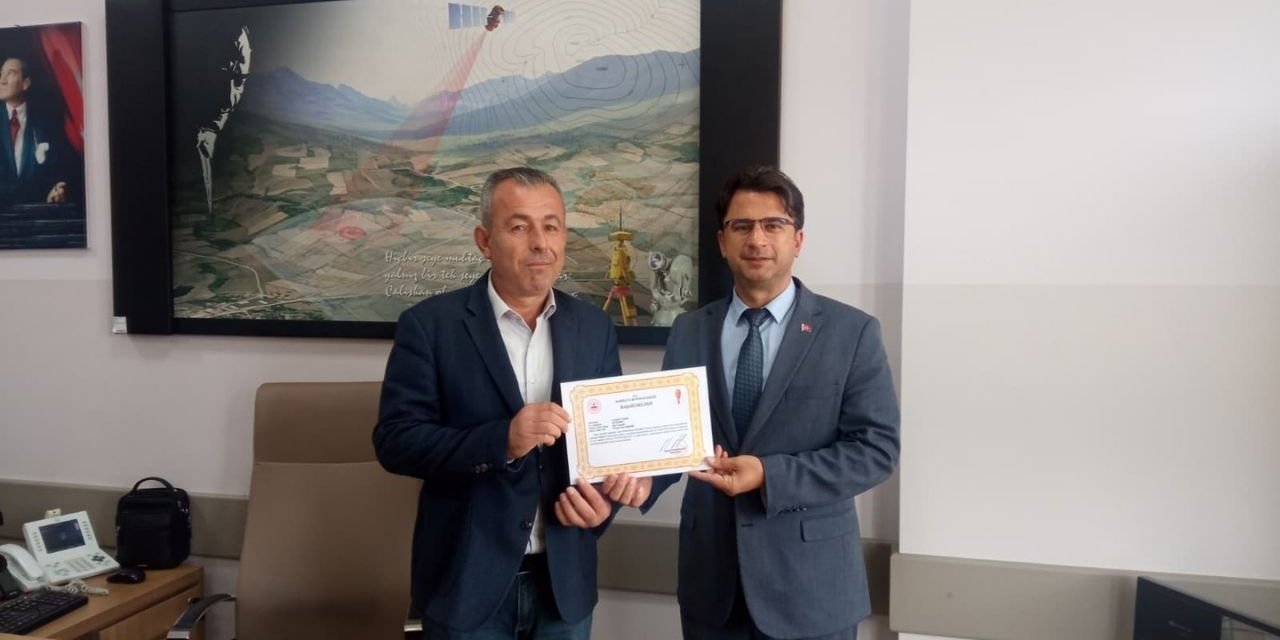 Sarıkaya'da Kamu Hizmetine Teşvik: Tapu Müdürlüğü Personeline Başarı Belgesi Takdim Edildi