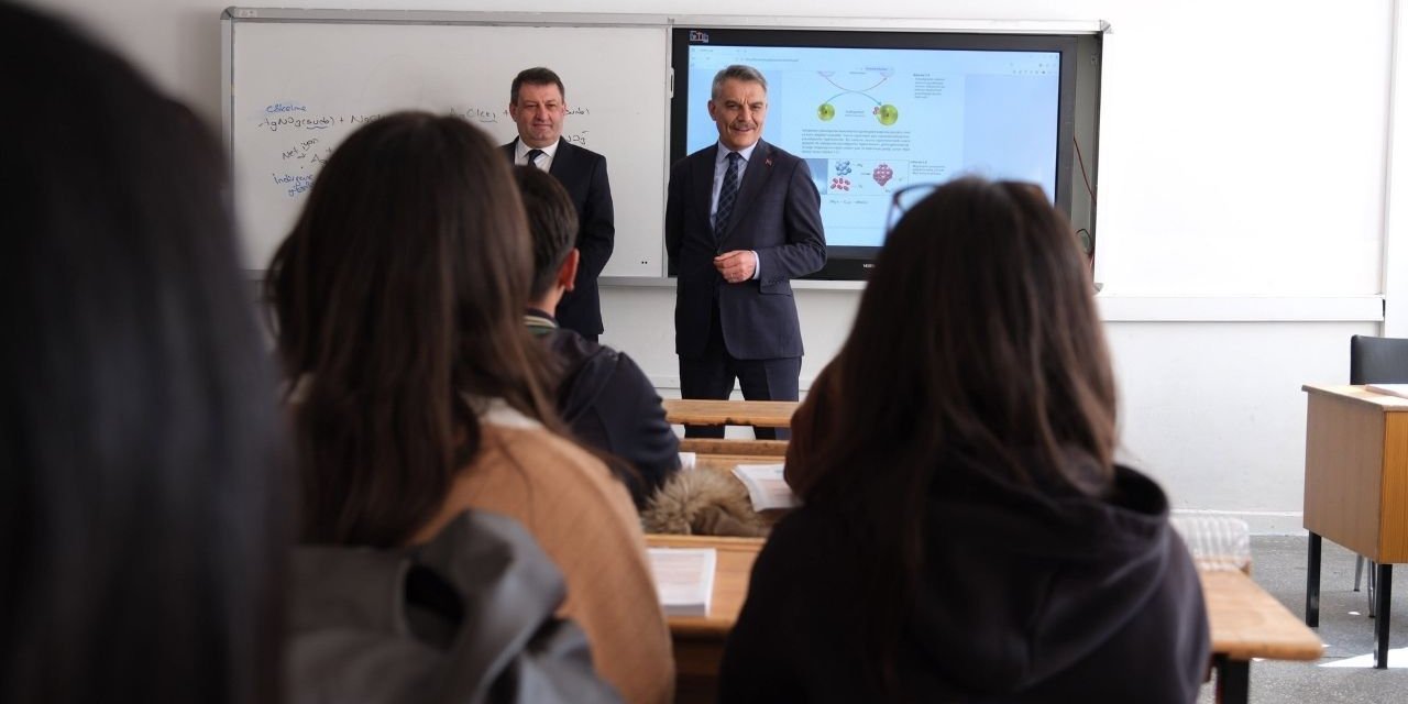 Vali Özkan Sınıf Sıralarına Konuk Oldu: Serpil Akdağ Anadolu Lisesi'ne Üst Düzey Ziyaret