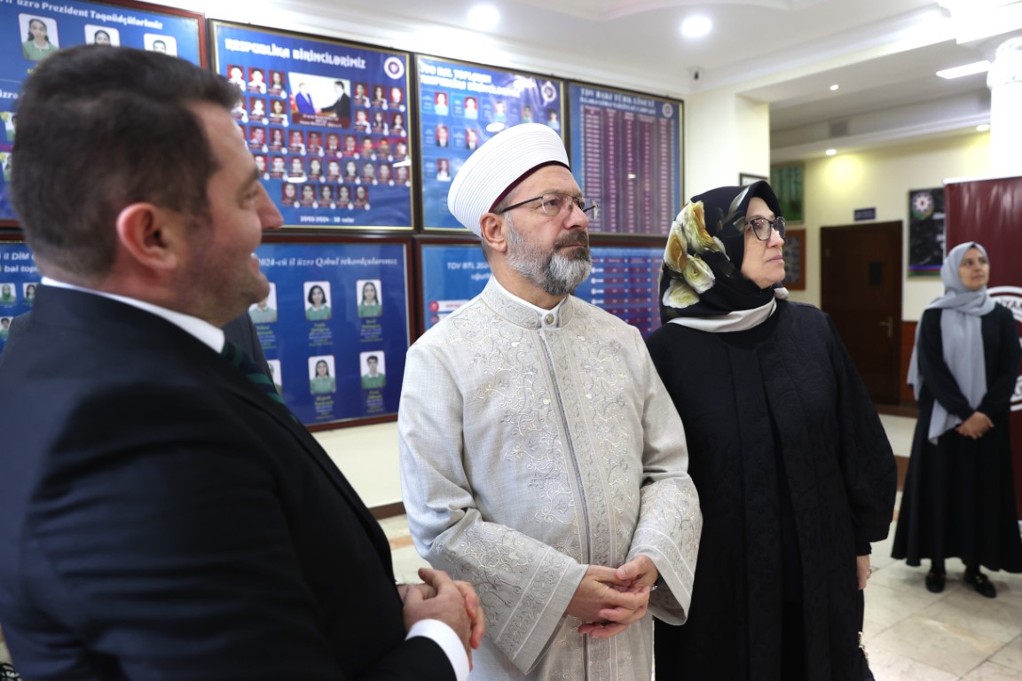 diyanet-isleri-baskani-erbas-tdv-azerbaycan-baku-turk-lisesini-ziyaret-etti-4.jpg