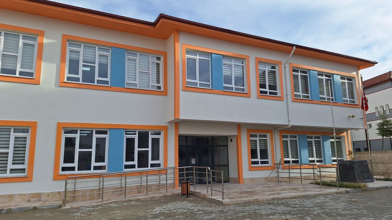 ogrencilerini-bekliyor.jpg