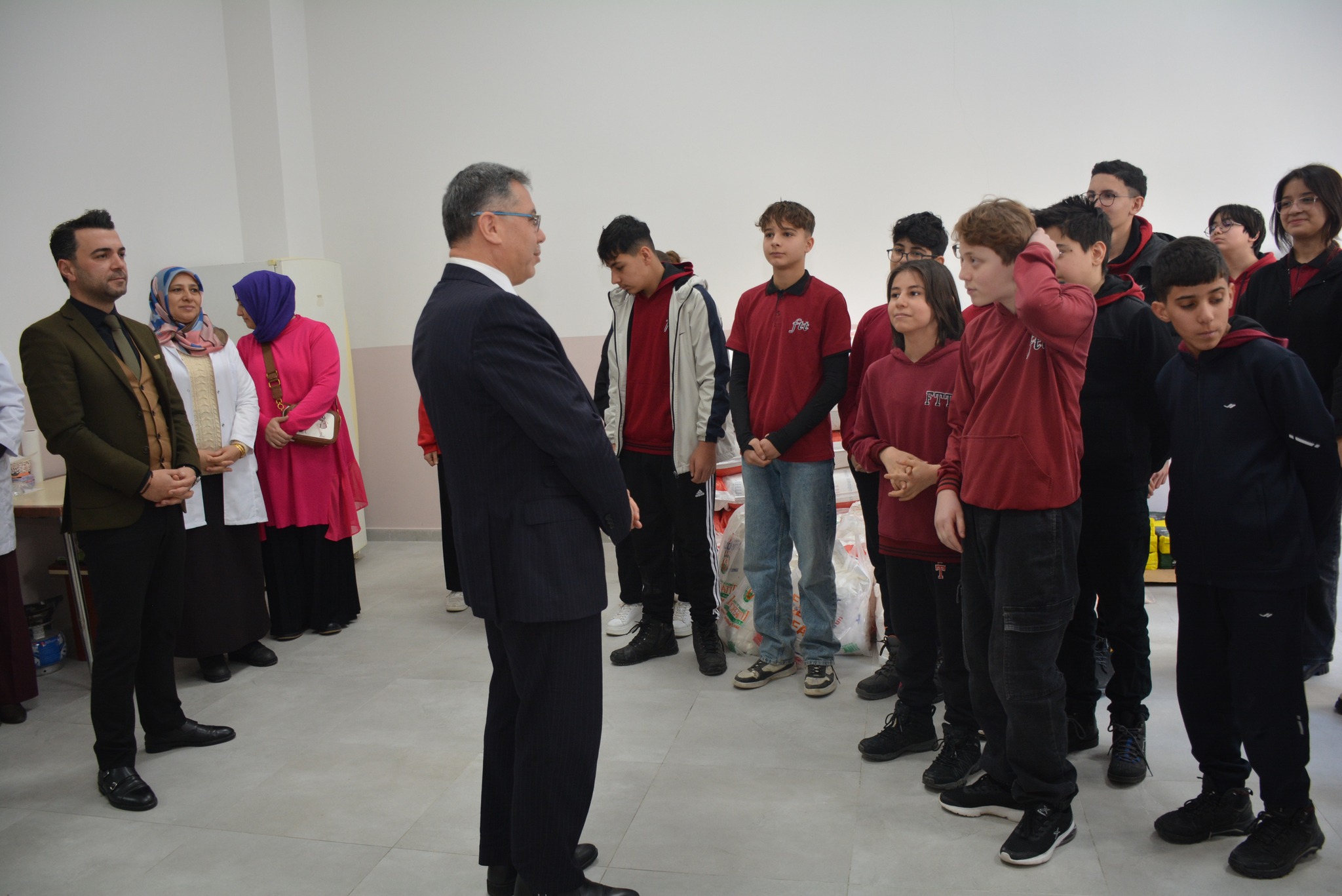 ogrencilerden-ramazan-kolisi-yardimi1.jpg