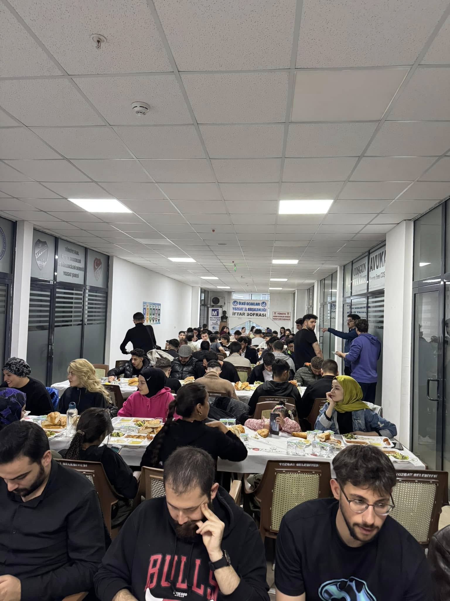 ulkuculer-iftarda-bulustu2.jpg