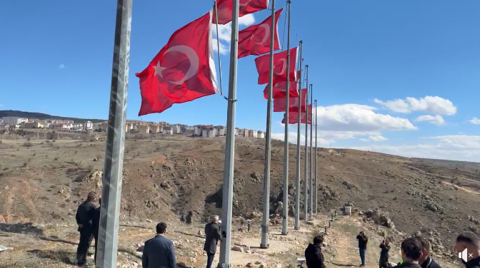 bayraklar-yeniden-dalgalandi.jpg