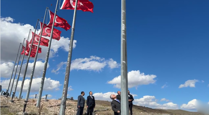 bayraklar-yeniden-dalgalandi2.jpg