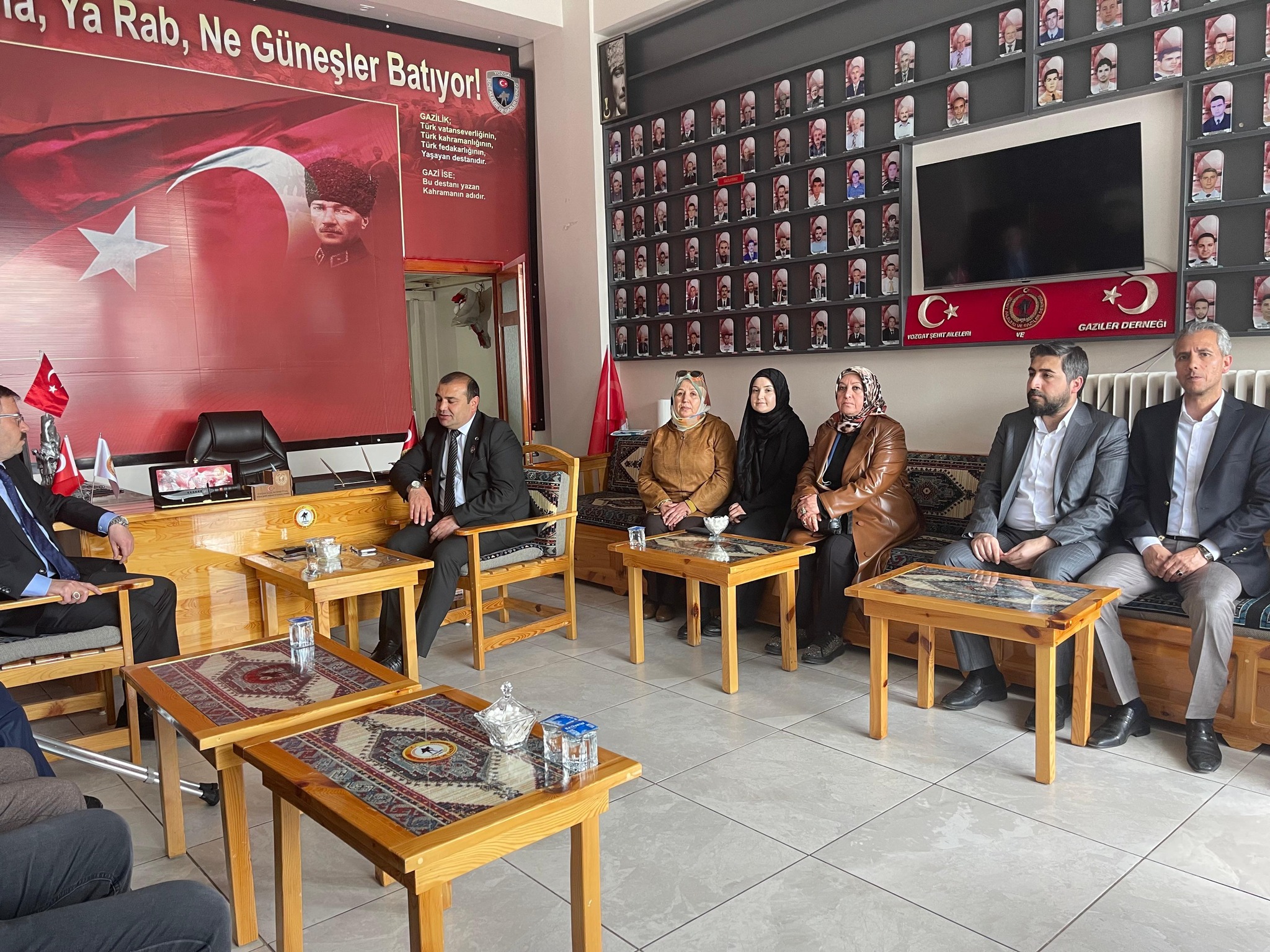 sehit-aileleri-ve-gazilerimiz-bas-tacimizdir2.jpg